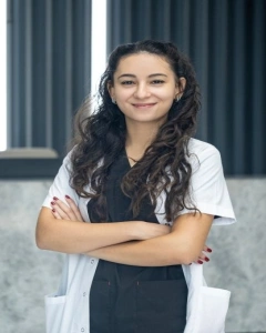  Zeynep Çetin dentist in Özel Hollywood Dental Ağız ve Diş Sağlığı Polikliniği Izmir